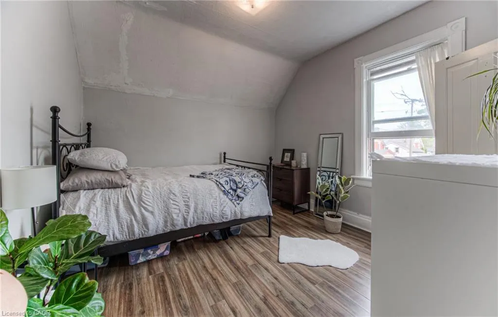 404 Duke Street W #Upper