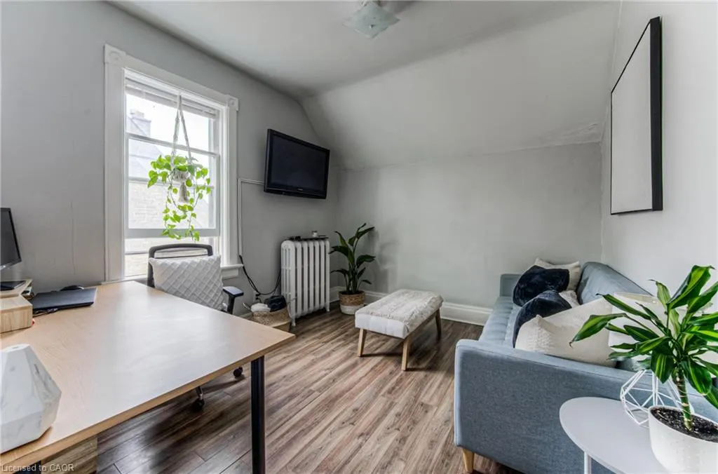 404 Duke Street W #Upper