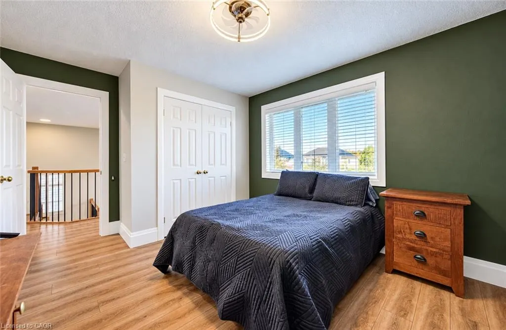 102 Schweitzer Crescent