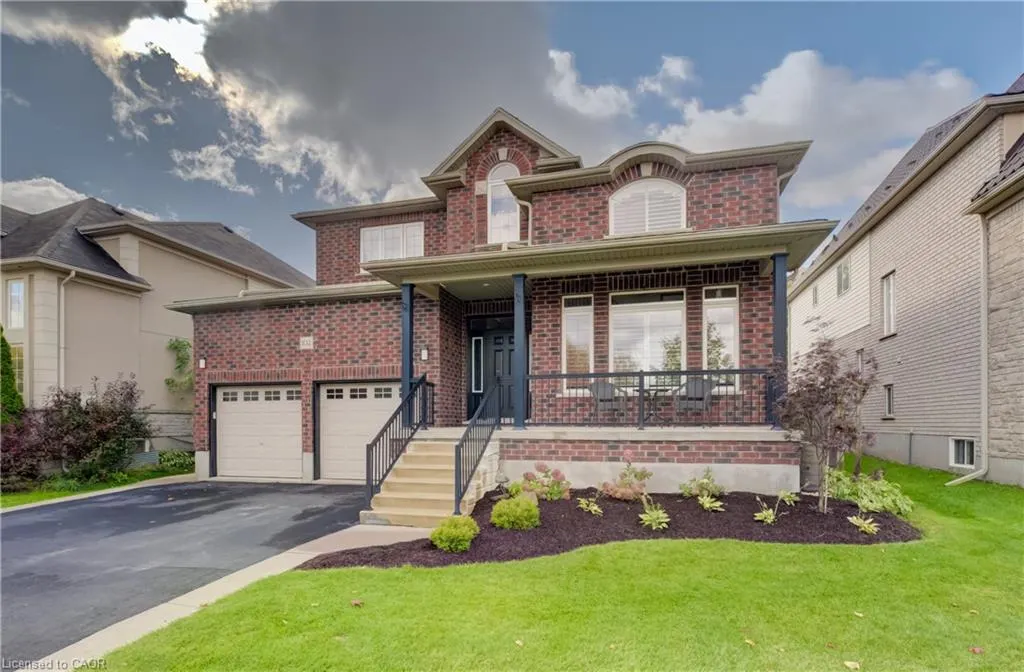 102 Schweitzer Crescent