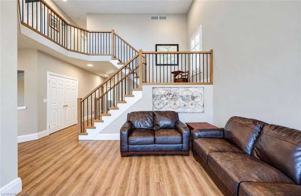 102 Schweitzer Crescent