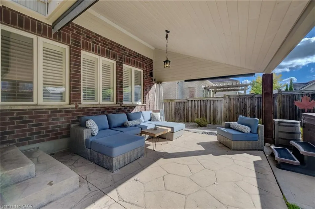 102 Schweitzer Crescent