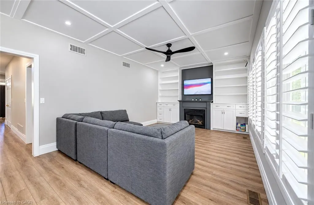 102 Schweitzer Crescent