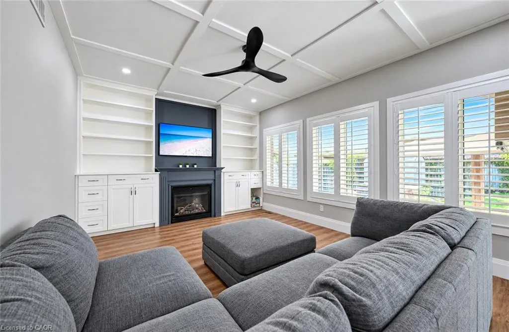 102 Schweitzer Crescent