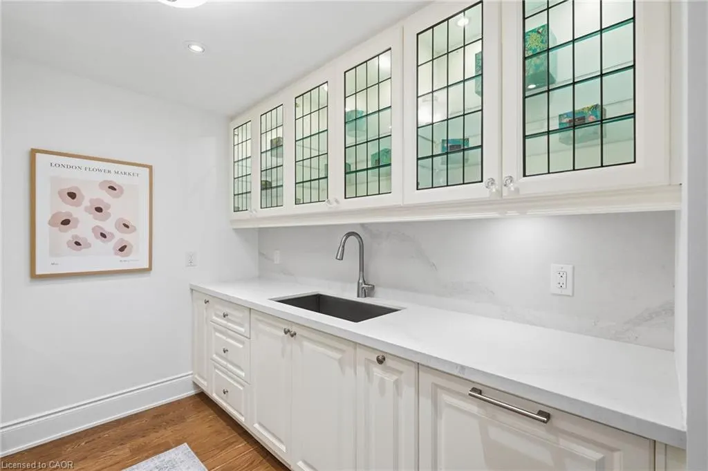 3500 Lakeshore Road W #711