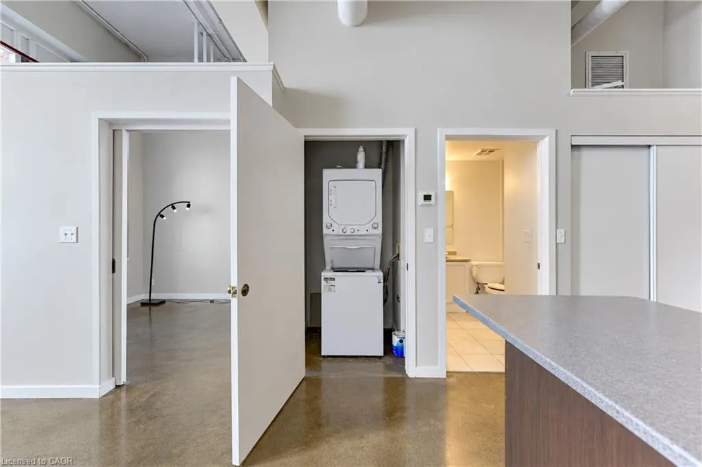 404 King Street W #405