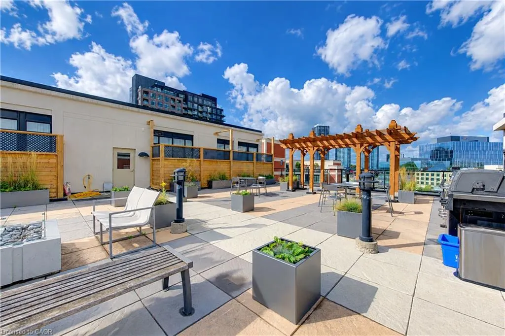 404 King Street W #405