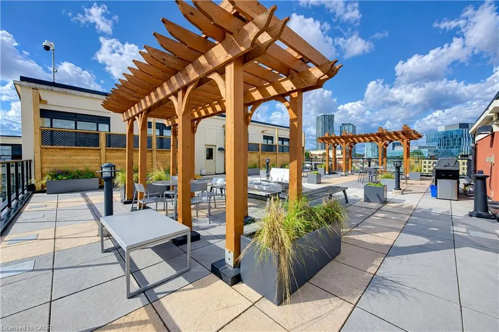404 King Street W #405