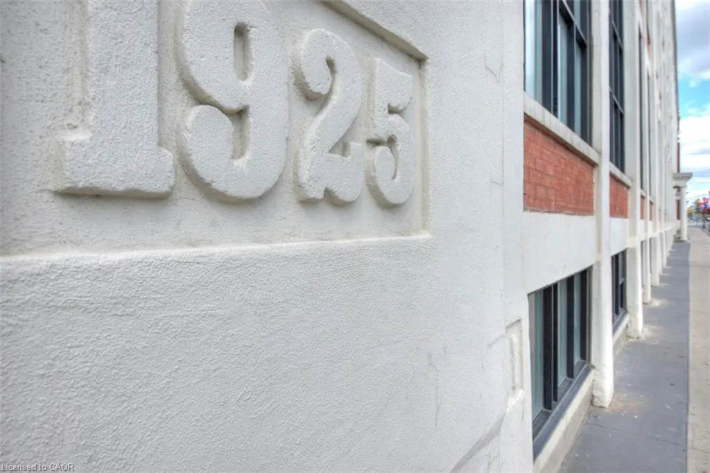 404 King Street W #405