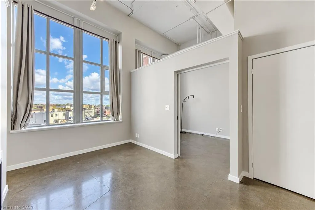 404 King Street W #405