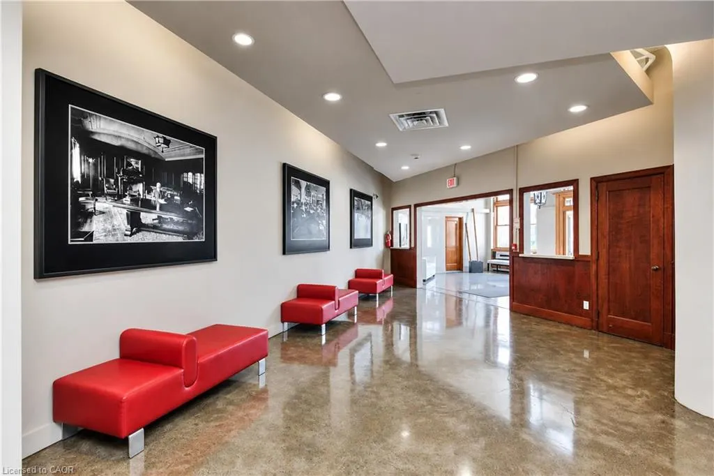 404 King Street W #405