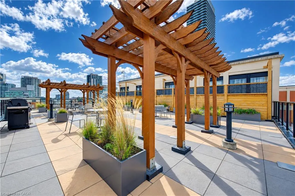404 King Street W #405