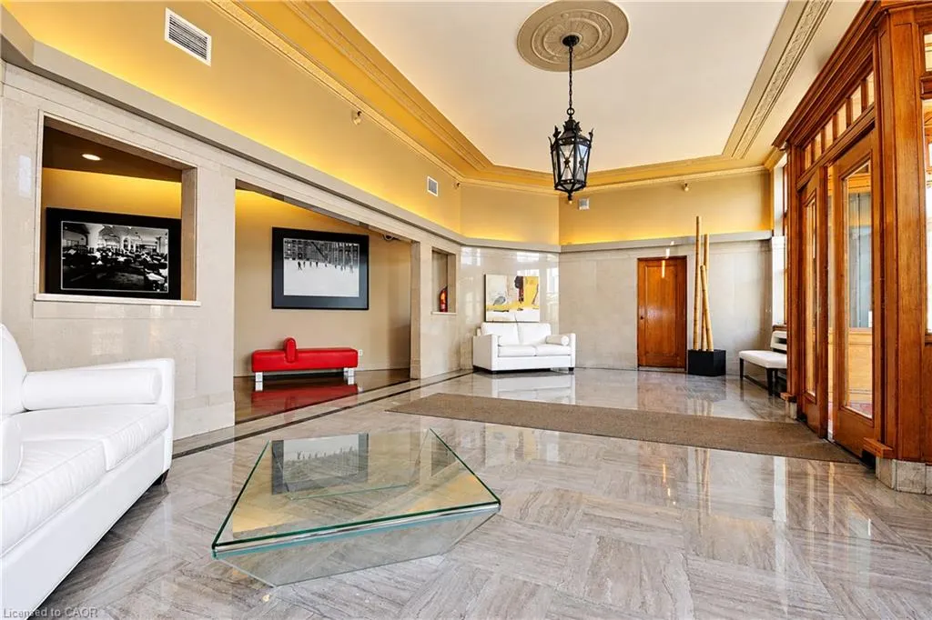 404 King Street W #405