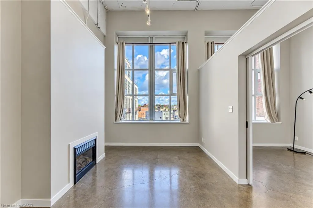 404 King Street W #405