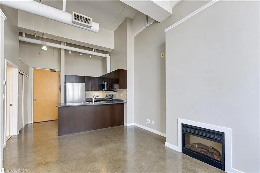 404 King Street W #405