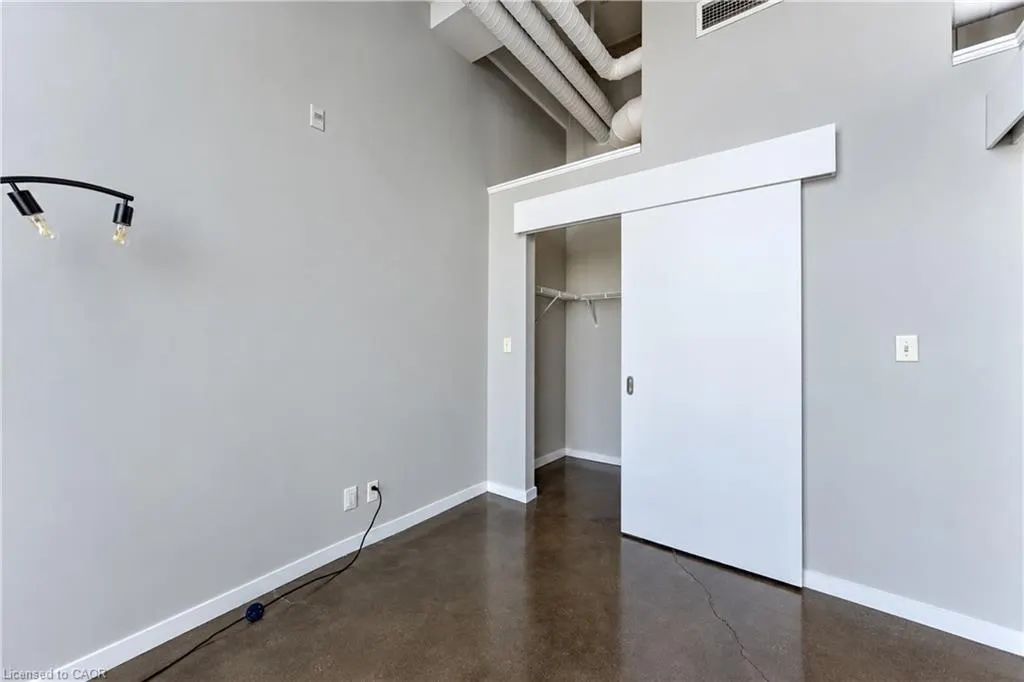 404 King Street W #405