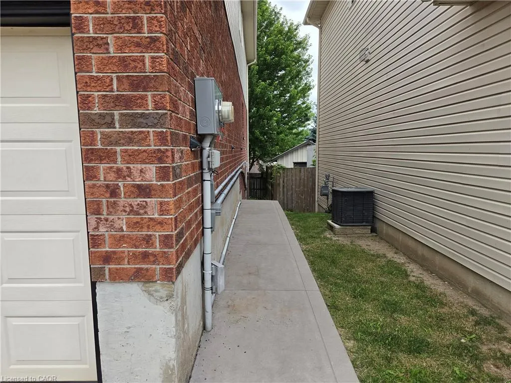 709 Windflower Crescent