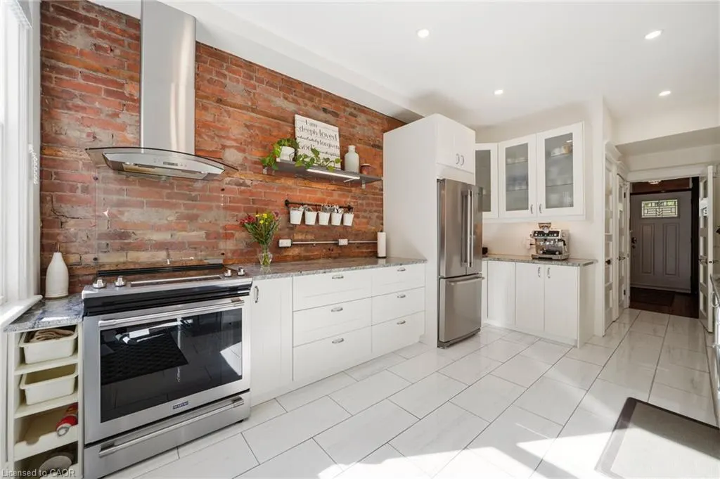 35 Fairleigh Avenue S