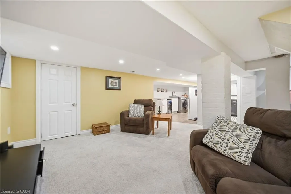35 Fairleigh Avenue S