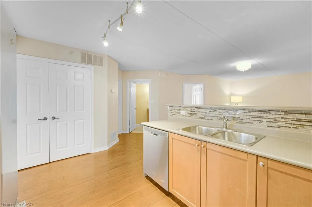 2075 Appleby Line #102