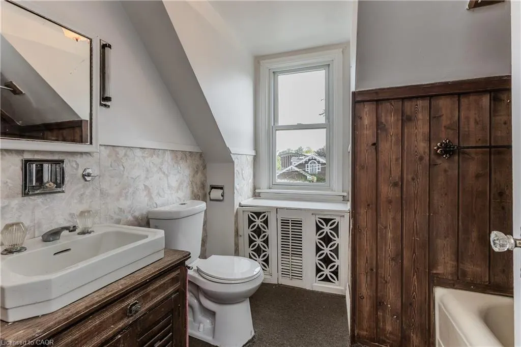 2104 Emerald Crescent