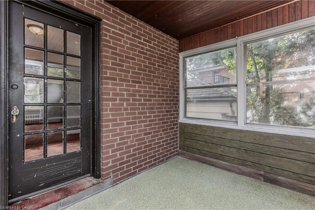 2104 Emerald Crescent