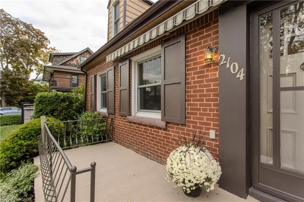 2104 Emerald Crescent