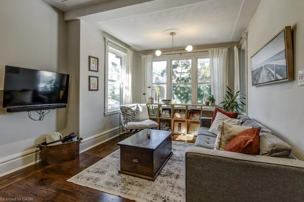 43 Rosslyn Avenue S