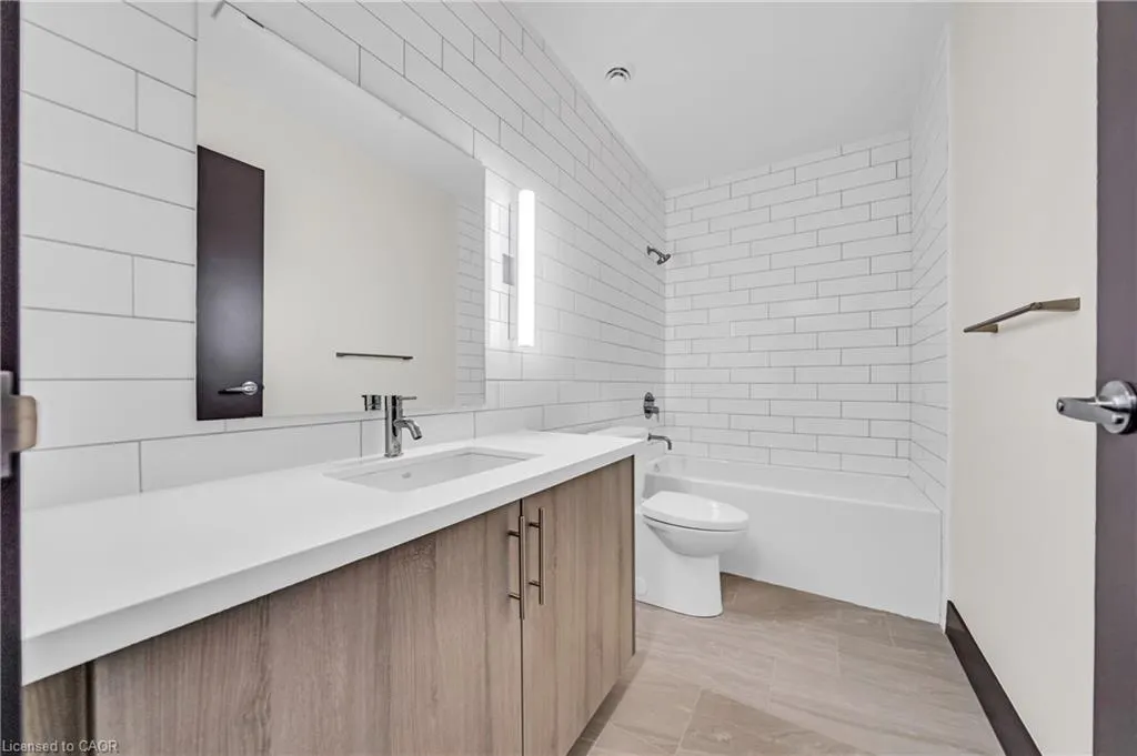 121 King Street E #605