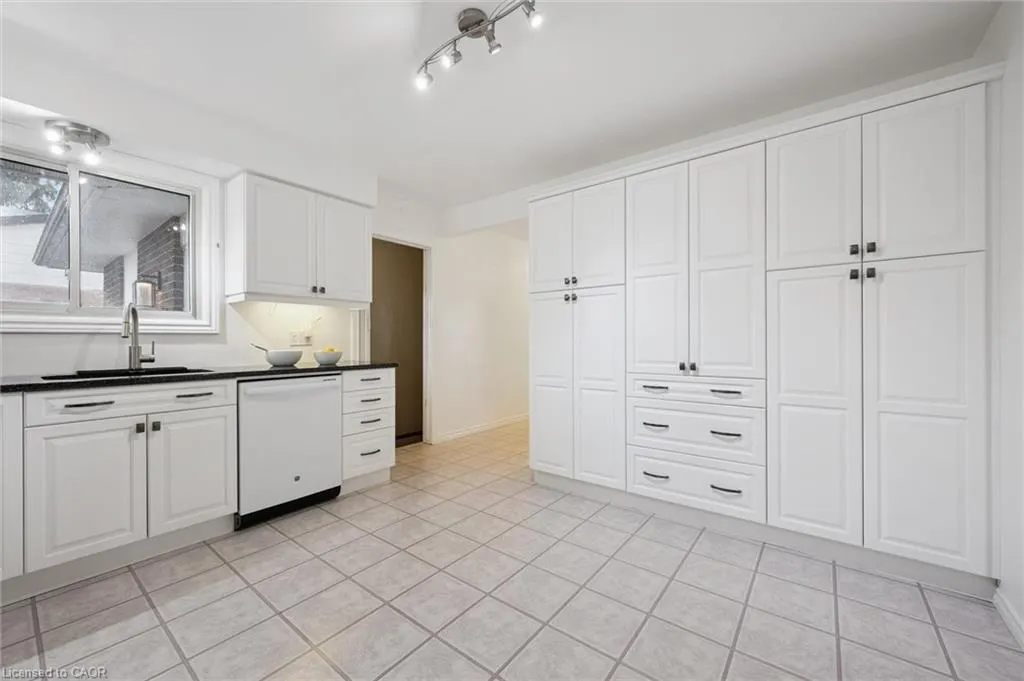 86 Lower Canada Crescent
