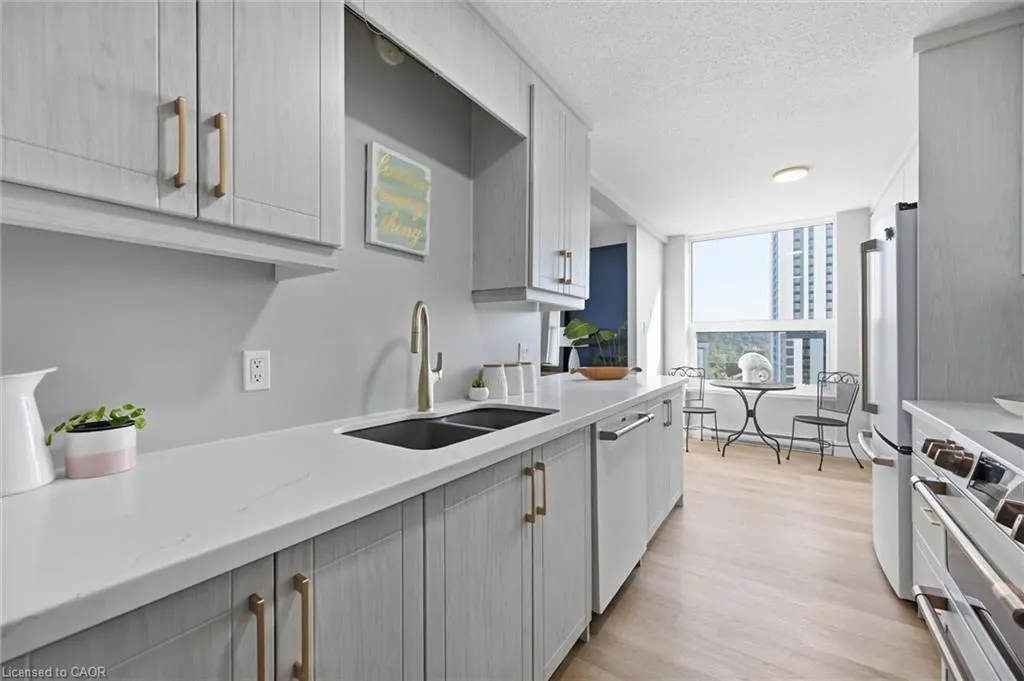 75 Queen Street N #1903