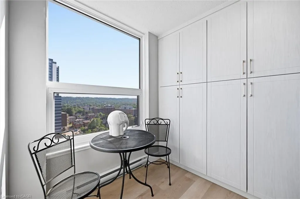 75 Queen Street N #1903