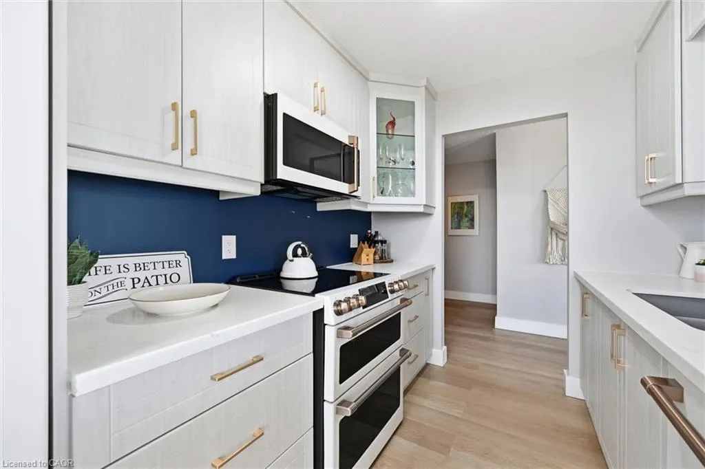75 Queen Street N #1903