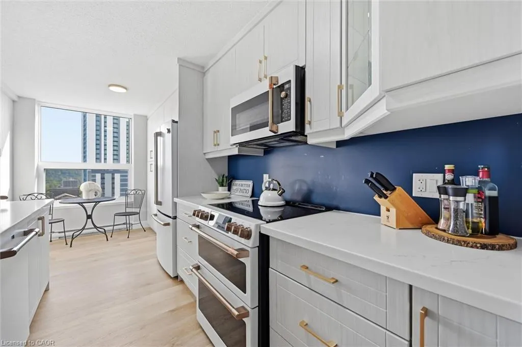 75 Queen Street N #1903