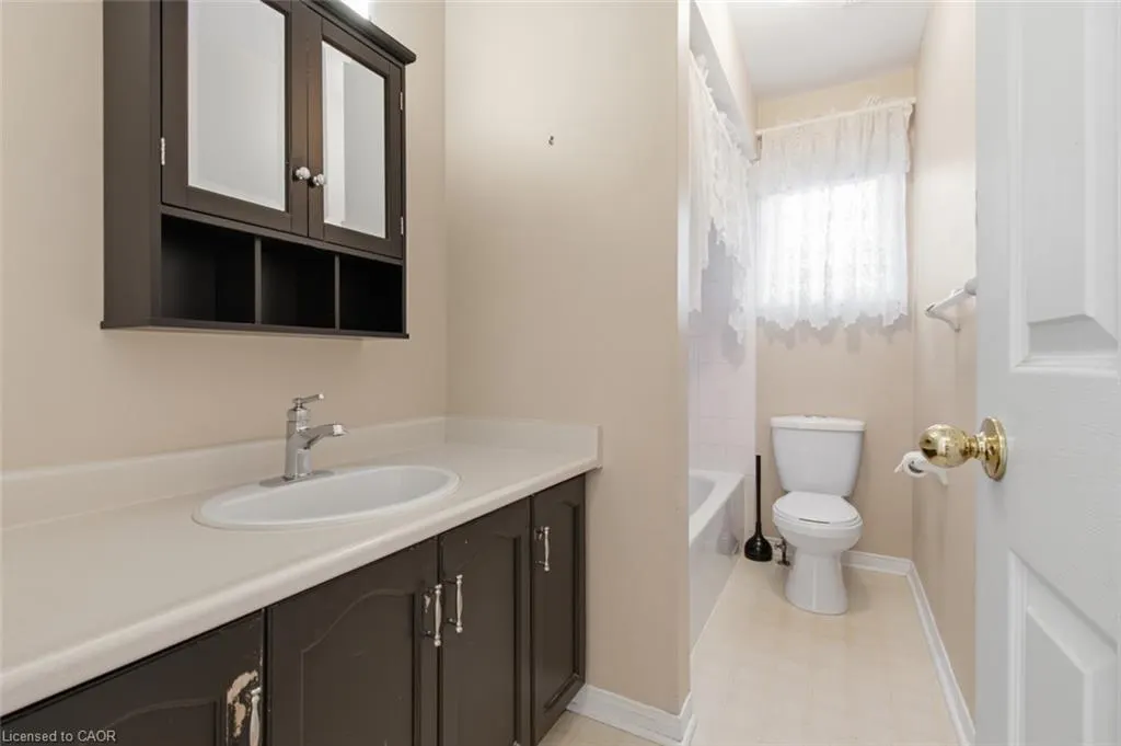23 Madison Court W