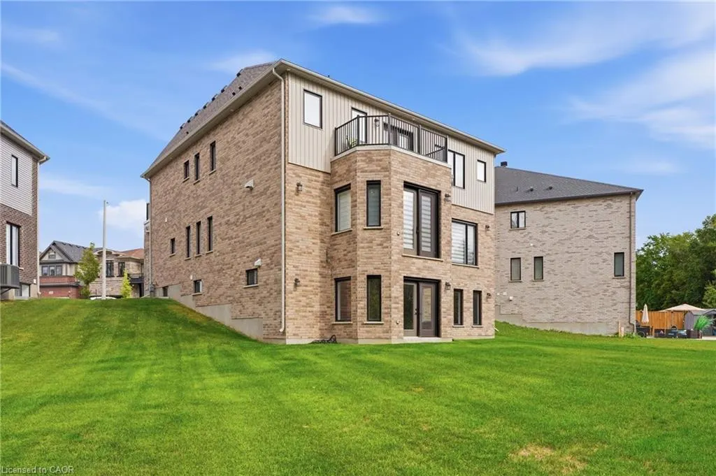 147 Ambrous Crescent