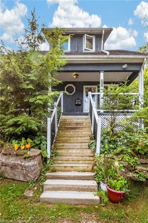 211 Main Street W