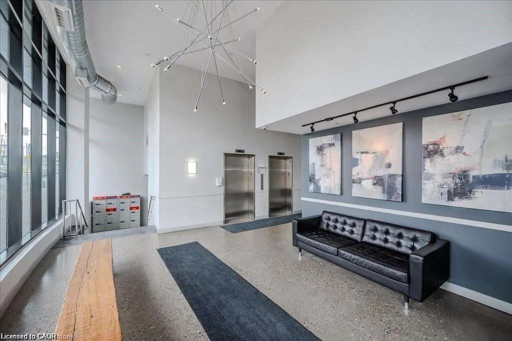 1 Victoria Street #811