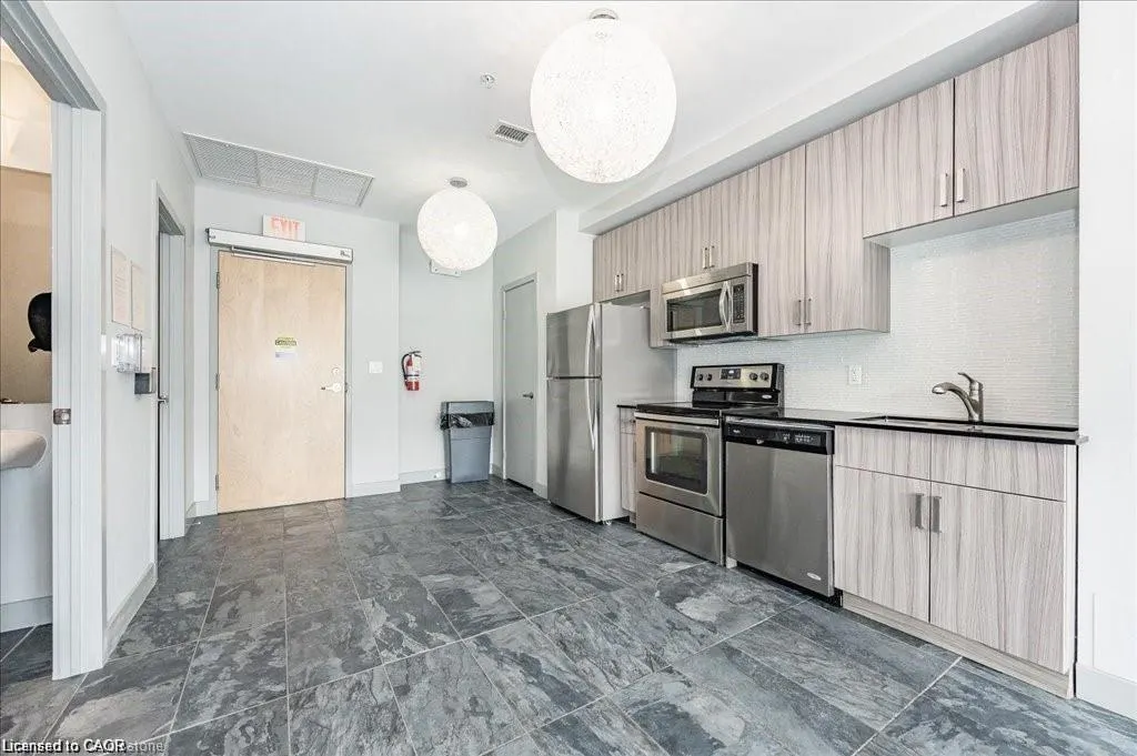 1 Victoria Street #811