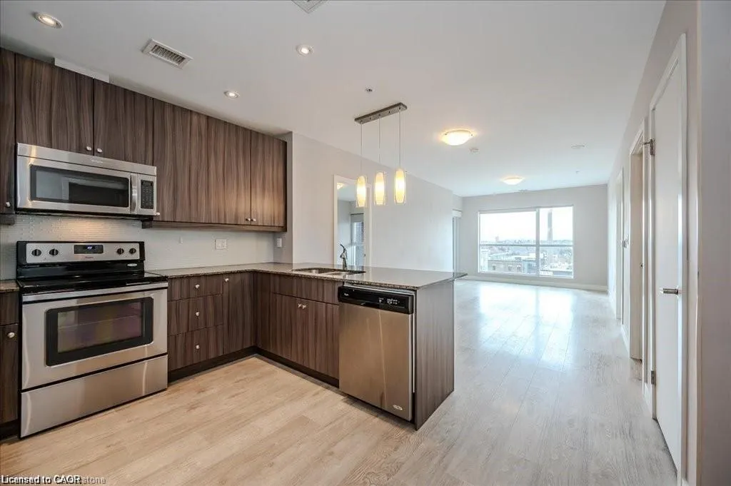 1 Victoria Street #811