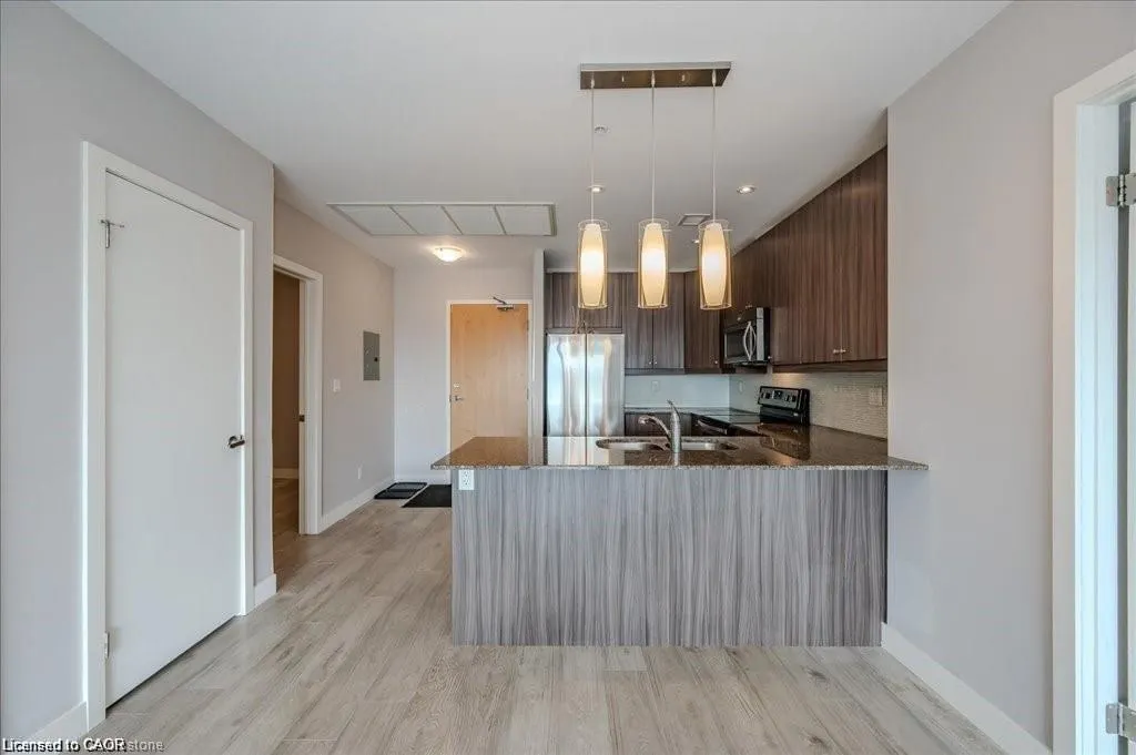 1 Victoria Street #811