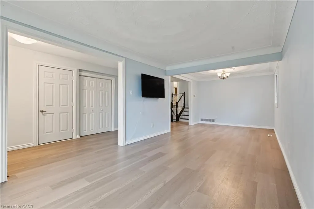 8 Valanna Court