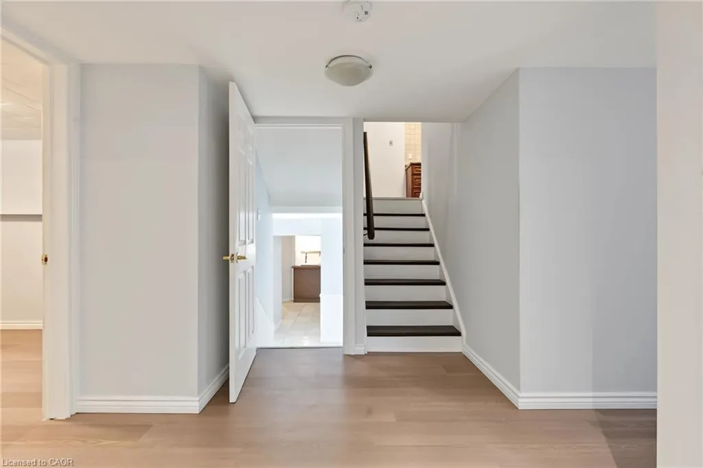 8 Valanna Court