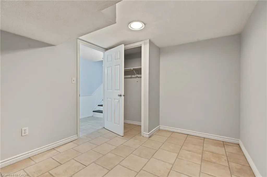 8 Valanna Court