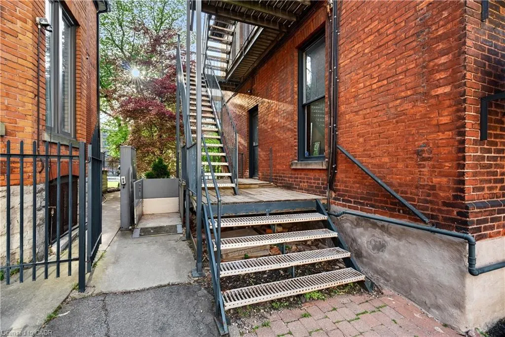 183 James Street S