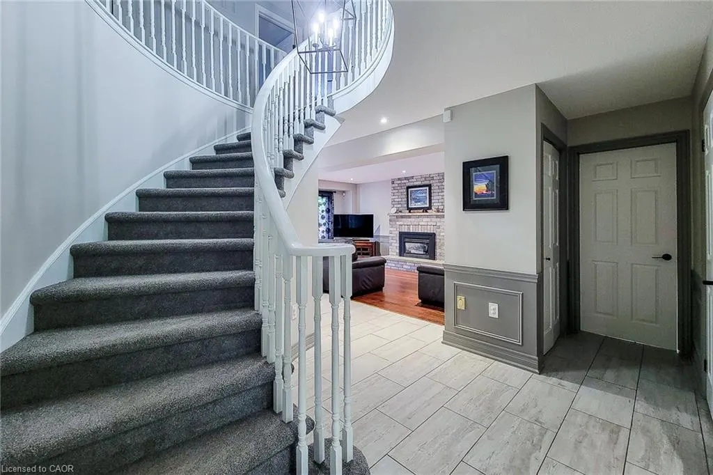 29 Woodside Square