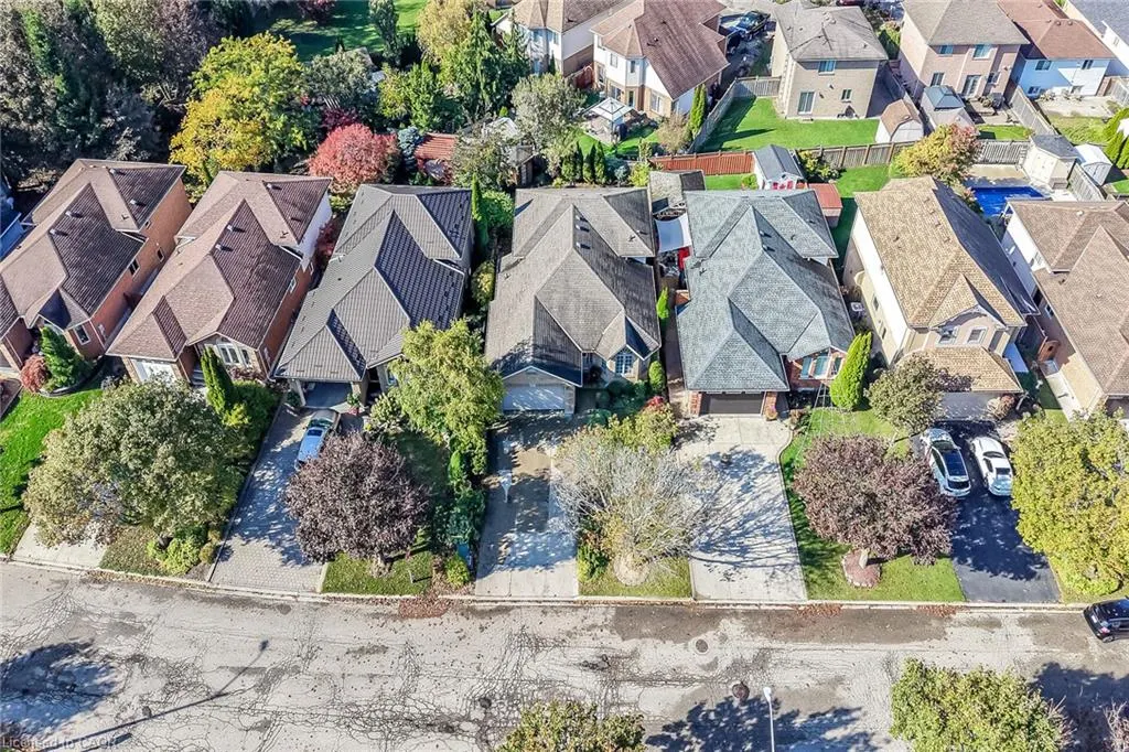 37 Glenhollow Drive