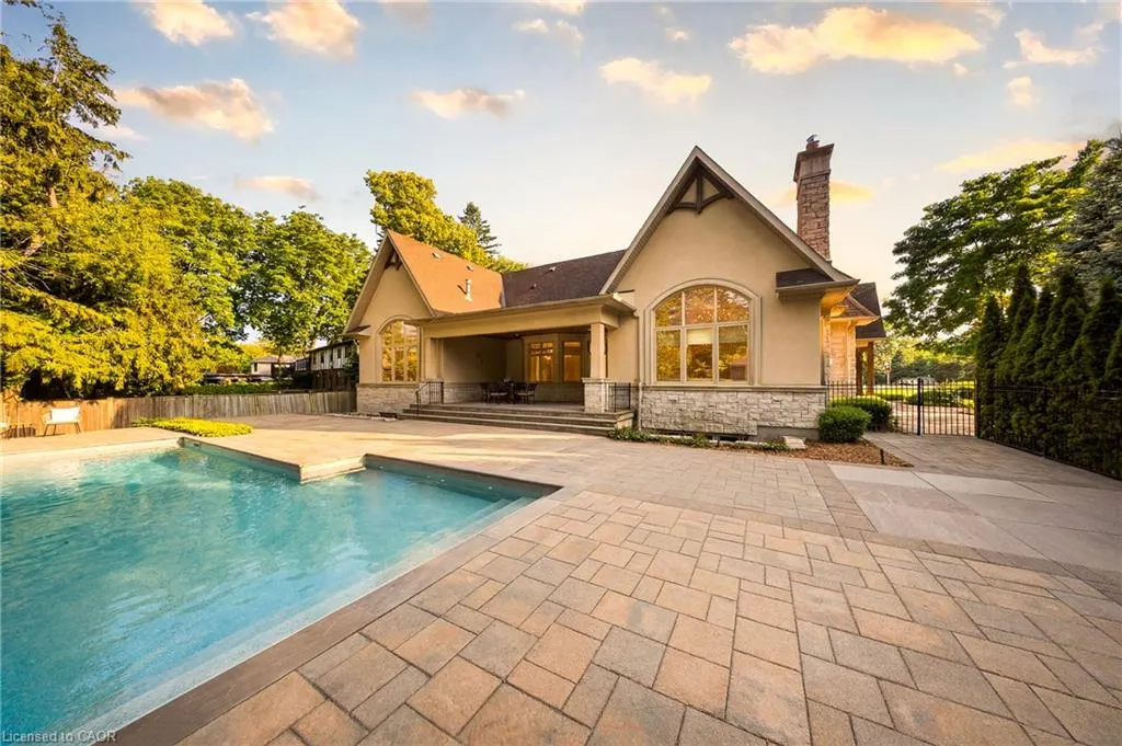 1098 Lakeshore Road W