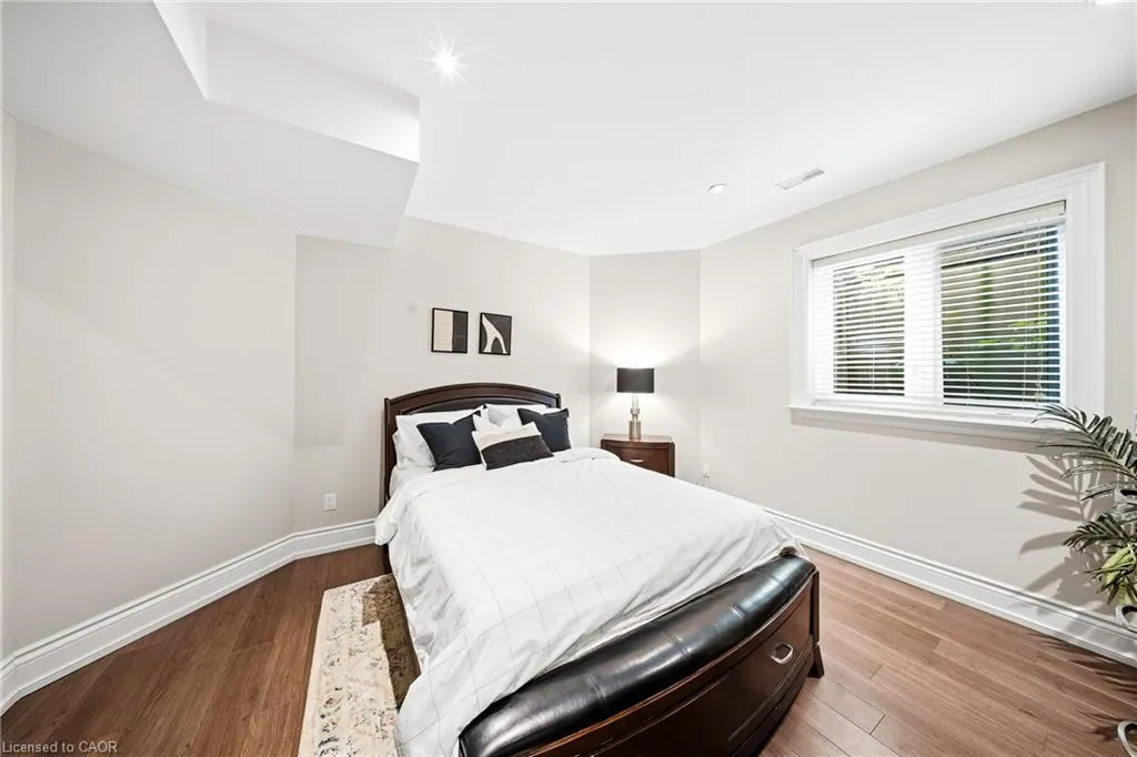 1098 Lakeshore Road W