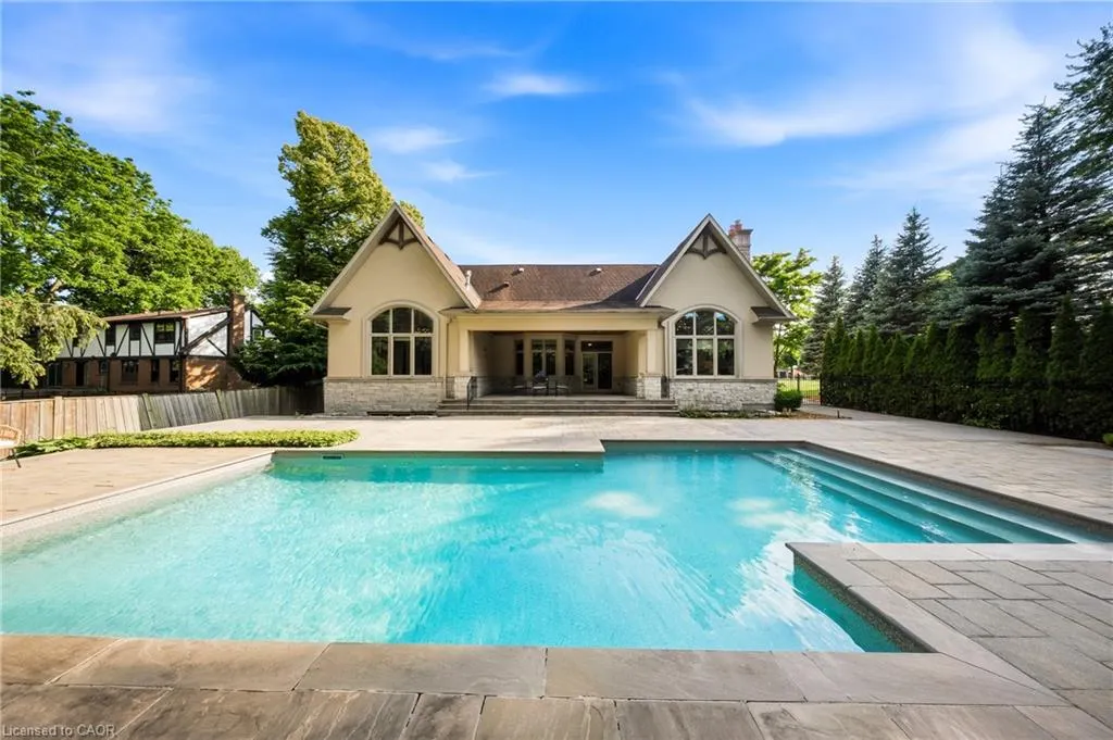 1098 Lakeshore Road W